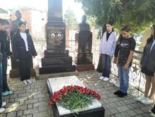 Акция «Цветы у обелисков» в день Памяти братьев-героев